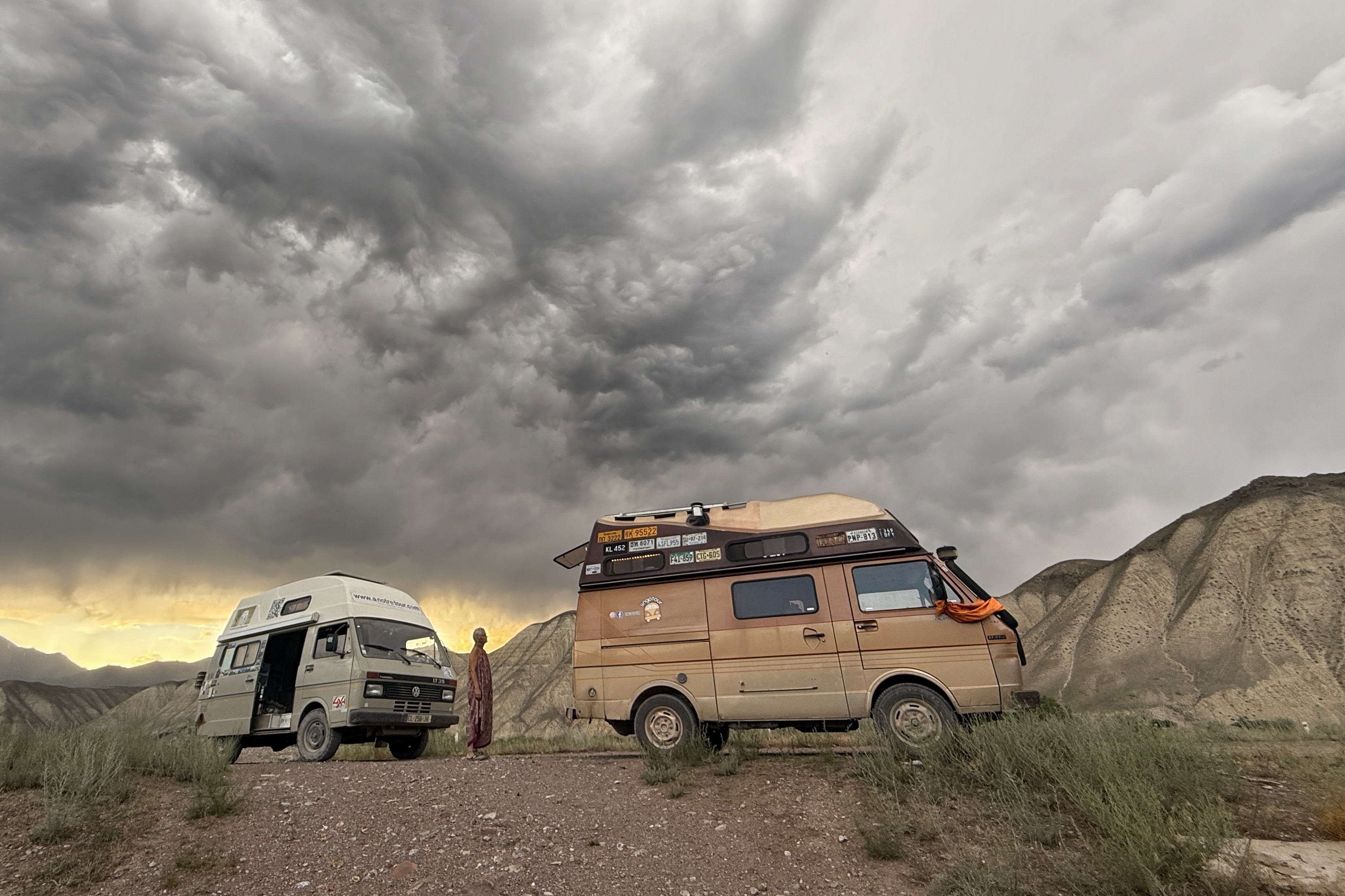 Oscar sous un ciel d'orage au Kirghizistan